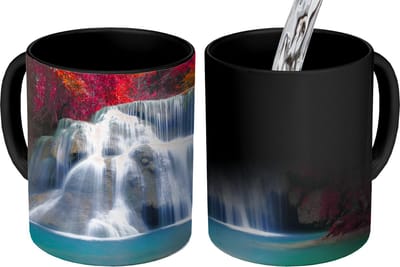 Magische Mok - Foto op Warmte Mokken - Koffiemok - Waterval - Bomen - Rood - Landschap - Natuur - Magic Mok - Beker - 350 ML - Theemok