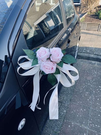 AUTODECO.NL - MIA LICHT ROZE Trouwauto Versiering Licht Roze Rozen met Linten 2 stuks - Bloemen op de Auto Bruiloft - Buitenspiegels Decoratie - Trouwerij/ Huwelijk/Bruiloft Decoratie/ Versiering Spiegel Auto/ Autoversiering voor Volgauto's