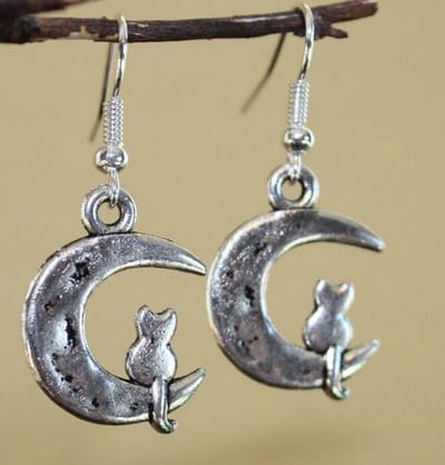 Goededoelen.Shop | Vintage Oorbellen Cat on Moon | Oorbellen Met Kat | Oorbellen Met Poes | Kat En Maan | Poes En Maan | Katten Oorbellen | Poezen Oorbellen |  Dierenwelzijn | Wellness-House