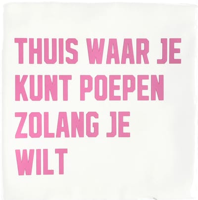Snoes Spreuktegel Badkamer – Thuis waar je kunt poepen zolang je wilt – Wit met Roze – Inclusief Gratis Plakhaakje – Keramiek Handvorm – 10x10 cm – Grappig Wellness Cadeau – Wanddecoratie