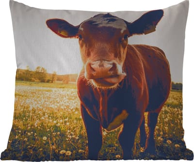 Sierkussen Buiten - Koe - Zonsondergang - Bloemen - Gras - Dieren - 60x60 cm - Weerbestendig