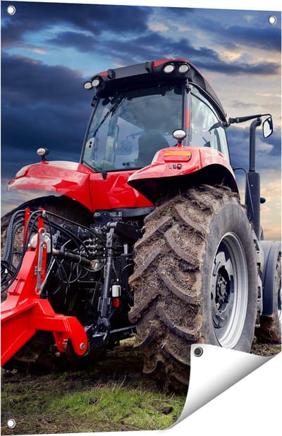 Gards Tuinposter Rode Tractor bij Zonsondergang - Trekker - 60x80 cm - Tuindoek - Tuindecoratie - Wanddecoratie buiten - Tuinschilderij