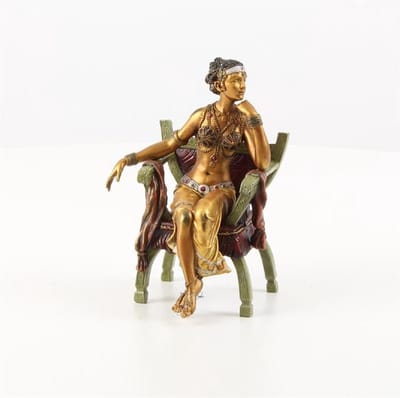 Vrouw in curulische erezetel - Bronzen beeld - sculptuur - 14,4 cm hoog