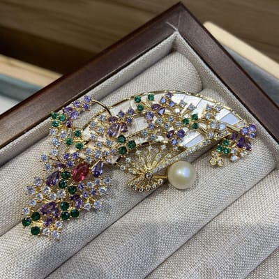 Vintage Elegante High-end Dames Meisjes Waaiervormige Kristallen Parel Broche Spelden Mode High-end Dameskleding Jas Speld Sieraden Cadeau gray