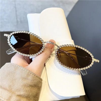 Lunettes de soleil ovales en diamant pour femmes Monture métallique brillante haut de gamme Lunettes de mode personnalisées pour l'extérieur