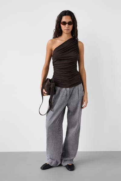 Dames-T-shirt Soaked in Luxury Hanadi One Shoulder