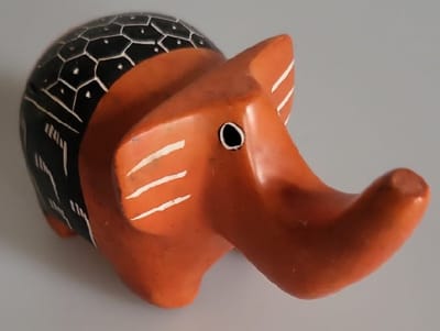 Nog meer sfeer in uw woonomgeving met dit prachtig handgemaakte olifantje! 3 x 7 x 4,5cm. Een bijzonder olifantje gemaakt van speksteen, een zachte natuursteen. Vind een gezellig plekje in je huis, serre/tuinkamer of bijvoorbeeld in de werkkamer.
