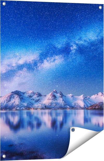 Gards Tuinposter Melkweg bij Besneeuwde Bergen - 60x80 cm - Tuindoek - Tuindecoratie - Wanddecoratie buiten - Tuinschilderij