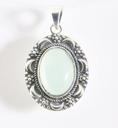 Bewerkte zilveren hanger met aqua chalcedoon