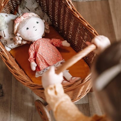 Zachte Stoffen Pop - Knuffelpop Speelfiguur - Spelen en Knuffelen - Milieuvriendelijke Speeldoos - 33 cm Hoog