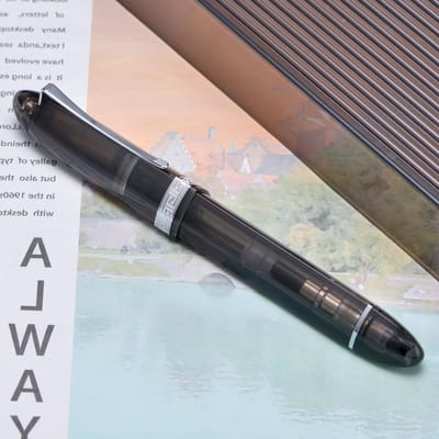 Elegante Driehoekige Piston Vulpen met EF Nib, Transparant Grijs Hars en Cadeauverpakking voor Schrijven