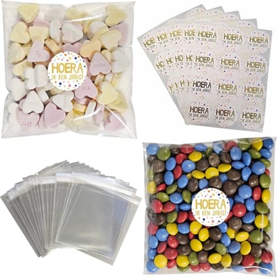 100x Uitdeelzakjes + Stickers Hoera - Zakjes Met Plakstrip - Zelfklevende Zakjes - Uitdeelzakjes - School Traktaties - Sluitstickers - Transparant - 14x14cm - 100 Stuks
