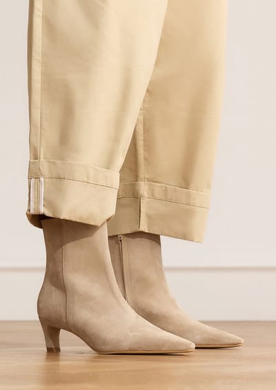 Manfield - Dames - Beige suède enkellaarsjes met hak - Maat 36