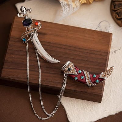 Vintage Dames Heren Kristal Antiek D Dolk Kettingen Badges Mode Midden Design Paleisstijl Druppelolie Broches Spelden Gespen WHITE brown