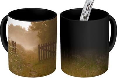 Magische Mok - Foto op Warmte Mokken - Koffiemok - Hek - Natuur - Mist - Veld - Magic Mok - Beker - 350 ML - Theemok