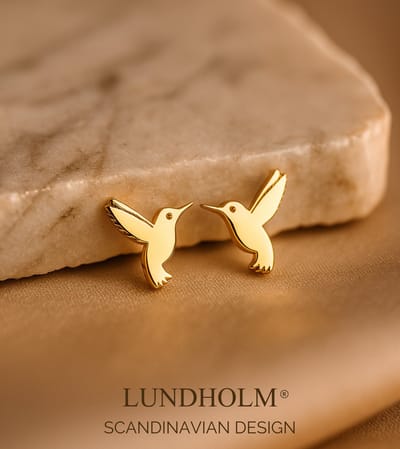 Lundholm Kleine Oorknopjes Dames Goud kleurig Kolibrie Cadeautje Meisje - Vivian Serie - Premium Stainless Steel – Gold Plated – Elegante Vogel Oorbellen - Luxe Geschenkverpakking