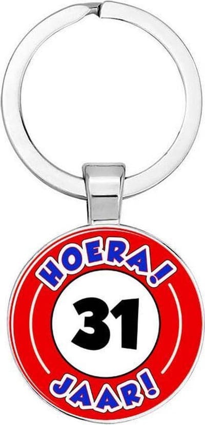 Akyol - Hoera 31 jaar Sleutelhanger - Verjaardag - Jarige job - Leuke kado voor iemand die bijna jarig is - 2,5 x 2,5 CM