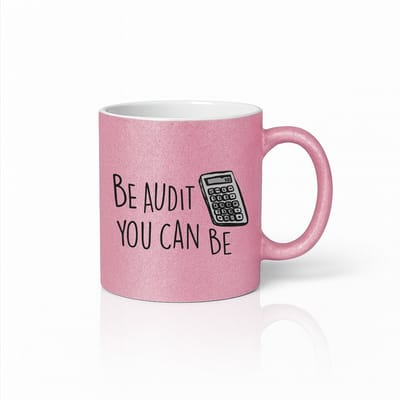 Roze Mok 330ml – “Be Audit You Can Be” Grappige Accountant & Finance Quote Koffiebeker
