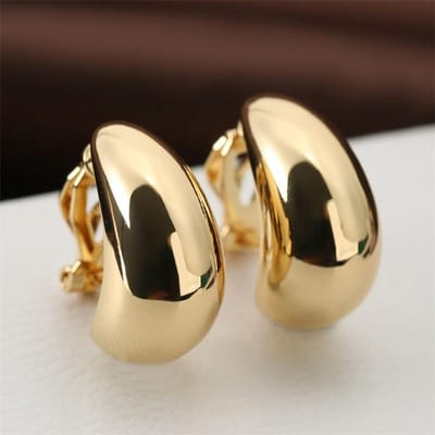 Matte metalen C-vormige clipoorbellen voor kraakbeenpiercings (zonder gaatjes) voor vrouwen en meisjes. Eenvoudige, elegante oorclips, modieuze sieraden en cadeaus. beige