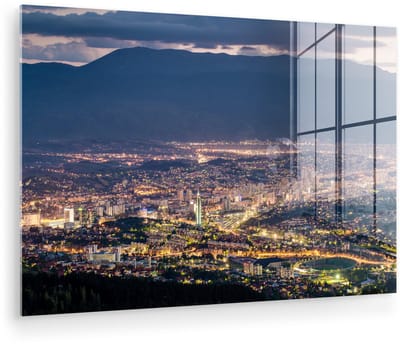 ® Glasschilderij 180x120 cm - Schilderij acrylglas - Schemerig Sarajevo voor een berg in Bosnië en Herzegovina - Foto op glas - Muurdecoratie woonkamer - Wanddecoratie slaapkamer - Schilderijen