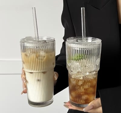 Glazen Drinkbekers met Deksel en Rietje Set – 2 Stuks – 550ml/600ml – Herbruikbare Koffie & Thee Glazen – Lekvrij & Stijlvol