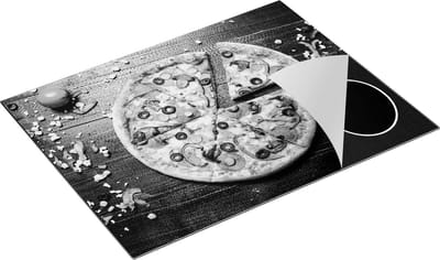 Chefcare Inductie Beschermer Pepperoni Pizza op Houten Planken - Zwart Wit - 77x59 cm - Afdekplaat Inductie - Kookplaat Beschermer - Inductie Mat