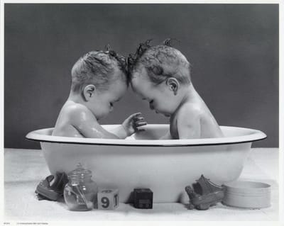 Mini zwart-wit poster - Babies in Bath - H.  Armstrong Roberts - 24x30 cm