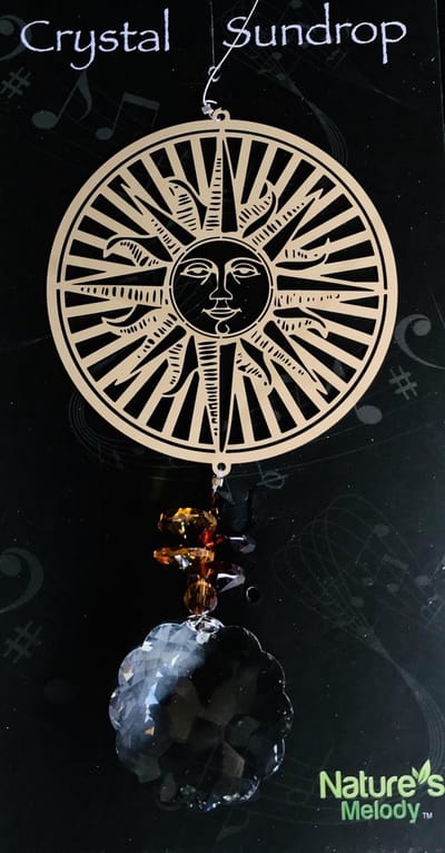 Nature's Melody Spinner COSMO HANGER ZON  9.5cm MET CRYSTAL SUNDROP kristal glas eronder 41CM De lengte is gemeten van de ophangdraad tot en met de onderkant van het glas.