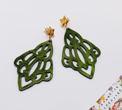 Jeannette-Creatief® - Chique - Resin Oorbellen Olijfgroen Golden Stars - Oorbellen - Olijfgroene Oorbellen - Kerststerren - Kerstster - Kerst Oorstekers - Groene Oorbellen - Sieraden