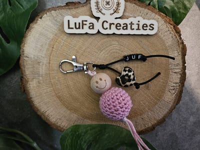 Sleutelhanger gelukspoppetje juf, Zwarte letters + panter hartje