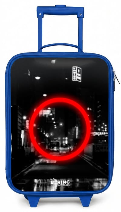 NoBoringSuitcases.com® - Kinderkoffer blauw - Kindertrolley jongen - Felrode cirkel boven een stadsstraat - Koffer kind lichtgewicht - Reiskoffer trolley voor kinderen - Koffertje met lichtgevende wieltjes - Rolkoffer