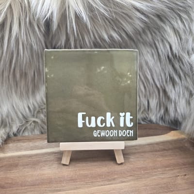 Robuust Wenstegeltje Fuck It Gewoon Doen – Quote Motivatie Tegeltje – Trendy – Woondecoratie – Cadeautje – Decoratief Tegeltje met Standaard – Cadeau Idee