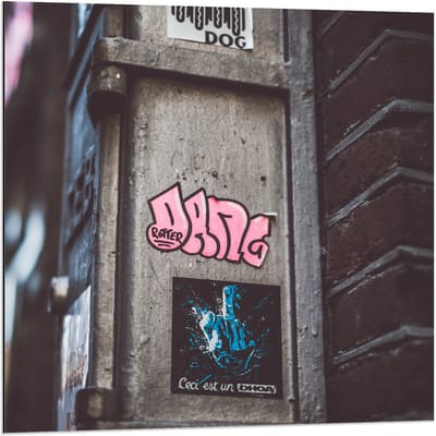 Dibond - Roze Graffitiletters op Paal - 80x80cm Foto op Aluminium (Wanddecoratie van metaal)