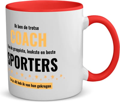 Akyol - ik ben de trotste coach van de grappigste, leukste en beste sporters, en ja dit heb ik van hun gekregen koffiemok - theemok rood - Coach - de trotste coach - sport - verjaardagscadeau - verjaardag - cadeau - 350 ML inhoud