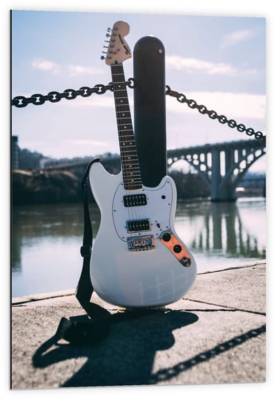 Dibond - Witte Gitaar voor Brug - 60x90cm Foto op Aluminium (Wanddecoratie van metaal)