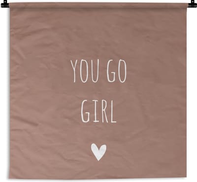 Wandkleed - Wanddoek - Engelse quote "You go girl" tegen een bruine achtergrond - 150x150 cm - Wandtapijt