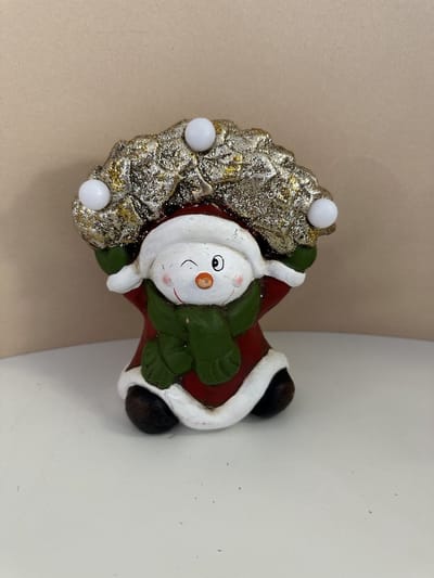 Kerstbeeldje met LED - Sneeuwpop - met 3 LEDs - Rood & groen + glitters - keramiek - 14x13x9cm - Kerstdecoratie