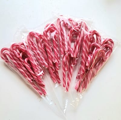48 - candy - canes - rood-wit - in - 4 - zakjes - van - 12 - stuks - lichte-pepermuntsmaak - snoep - zuurstok - kerst snoep