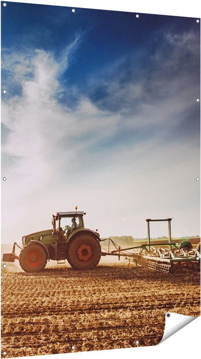 Gards Tuinposter Tractor op het Veld - Trekker - 120x180 cm - Tuindoek - Tuindecoratie - Wanddecoratie buiten - Tuinschilderij