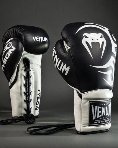Venum Giant 2.0 Mike Tyson Pro bokshandschoenen met Veters - 10 OZ