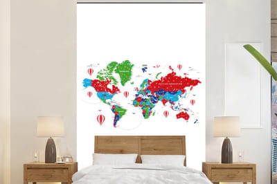 Behang - Fotobehang Wereldkaart - Kleuren - Luchtballon - Breedte 200 cm x hoogte 300 cm