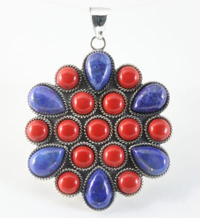 Traditionele bewerkte zilveren hanger met lapis lazuli en rode koraal steen