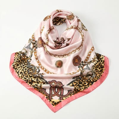 Roze satijnen bandana voor dames – vierkante glanzende bandana met kettingprint en roze rand – lichte modieuze hoofddoek voor dagelijks gebruik