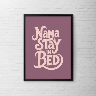 Yoga Poster “Namastay in Bed” Large 50x70 cm - Yoga Humor Wanddecoratie - Selfcare poster Perfect voor Ontspanning en Zelfzorg