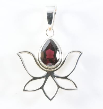 Opengewerkte zilveren lotus bloem hanger met granaat