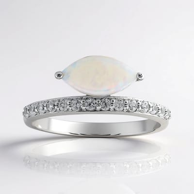 Cavill - Elegante Zilveren Ring - 925 Sterling Zilver met Platina Plating - Witte Australische Opaal 0,43 ct Marquise Cabochon - 14 Zirkonia 0,38 ct
