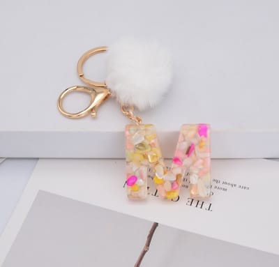 Letter Sleutelhanger A-Z – Luxe Initialen Sleutelhanger met Pompon & Kwastje – Tashanger voor Dames & Meisjes – Accessoire voor Sleutelbos, Handtas, Rugzak & Autosleutel – Persoonlijk Cadeau voor Vrouw, Moeder, Dochter & Vriendin