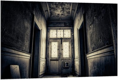 Dibond - Oude Voordeur van Verlaten Gebouw  - 120x80cm Foto op Aluminium (Wanddecoratie van metaal)