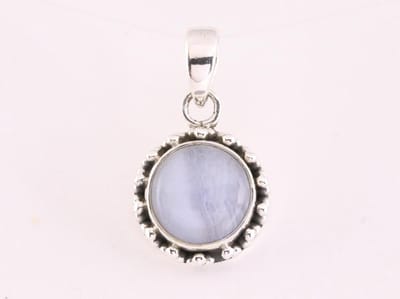 Fijne bewerkte ronde zilveren hanger met blauwe lace agaat