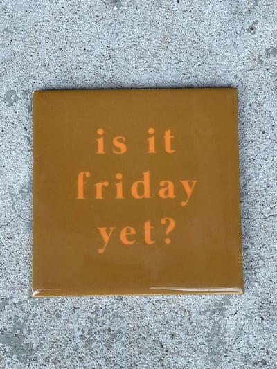 Tegeltje Friday yet| Hippe Spreuktegel | Nieuwe woning cadeau | Housewarming cadeau |Verjaardagscadeau | Birthday |Verjaardag |brievenbuscadeau | Liefde |valentijnsdag